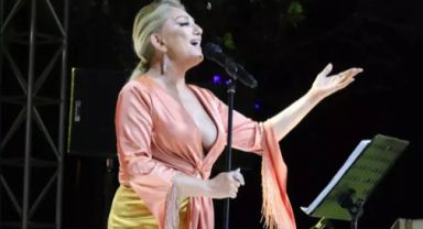 Muazzez Ersoy'un Cesur Sahne Kıyafeti Sosyal Medyada Gündem Oldu