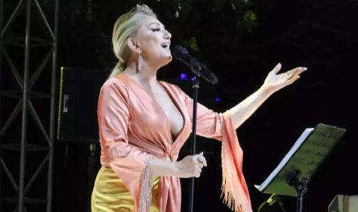 Muazzez Ersoy'un Cesur Sahne Kıyafeti Sosyal Medyada Gündem Oldu