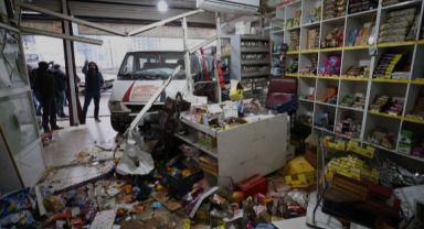 Kontrolden Çıkan Minibüs Öğrencileri de Ezerek Markete Daldı