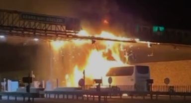 İçinde 21 Kişinin Bulunduğu Yolcu Otobüsü Alev Topuna Döndü