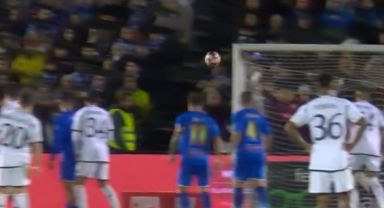 Arda Güler'in Real Madrid formasıyla ilk frikik denemesi direkten döndü