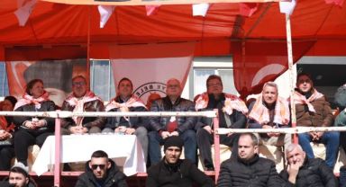 BURHANİYELİLER DEVE GÜREŞİ HEYECANINI DOYASIYA YAŞADI  