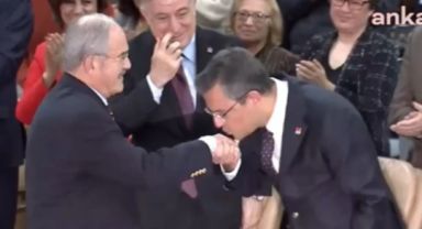 CHP Genel Başkanı Özgür Özel, Yılmaz Büyükerşen'in elini öptü