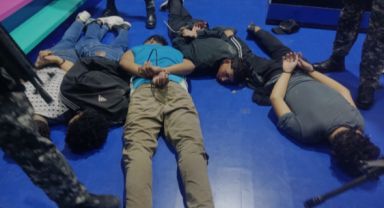 Ekvador'da Sokağa İnen Asker Çete Üyelerini Gözaltına Alıyor