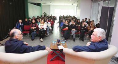 KÜÇÜKÇEKMECE’DE İMZALI MÜZE SOHBETLERİNE YALVAÇ URAL KONUK OLDU