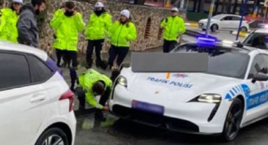 Lüks polis aracı kaza yaptı