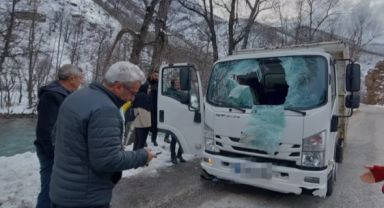 Dağdan Kopan Kaya Parçası Kamyonetin Ön Camından Girdi