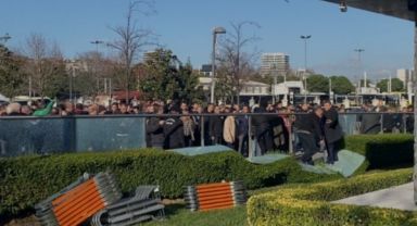 Yüzde 28 Zammı Yetersiz Bulan Taksiciler UKOME Toplantısının Yapıldığı Binayı Taş Yağmuruna Tuttu