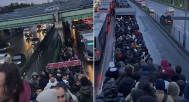 Metrobüs Durağında İnsan Seli