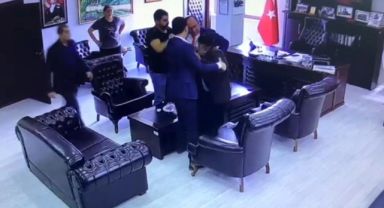 Artvin Belediye Başkanı, 85 yaşındaki vatandaşı eşinin yanında itekleyerek dışarı çıkardı