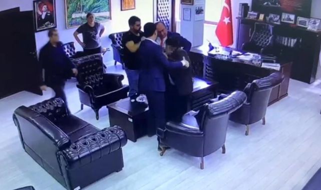 Artvin Belediye Başkanı, 85 yaşındaki vatandaşı eşinin yanında itekleyerek dışarı çıkardı