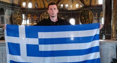 Ayasofya'da provokasyon! Yunan turist bayrak açıp fotoğrafı da skandal bir notla paylaştı