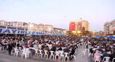 BAŞKAN ÇERÇİOĞLU AYDIN ATATÜRK KENT MEYDANI'NDA VATANDAŞLARLA BİR ARAYA GELDİ