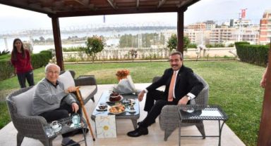 Çukurova Belediye Başkanı Soner Çetin, Aytaç Durak’ı evinde ziyaret etti