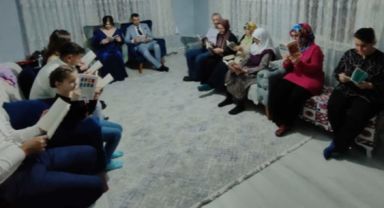 Kız İsteme Merasimi Sonrası Aileler Hep Birlikte Kitap Okudu