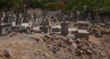 Yüzlerce Filistinlinin Toplu Defnedildiği Mezarlığa Bomba Yağdırdılar