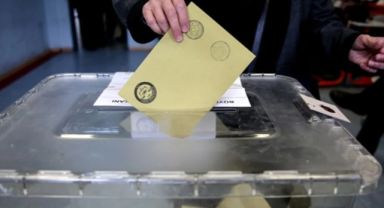 İstanbul'da yapılan seçim anketinde AK Parti 3, CHP 2 ilçede seçim yarışında önde görünüyor