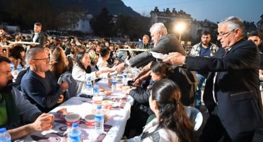 Kemer Belediye Başkanı Necati Topaloğlu’ndan belediye personeline iftar yemeği