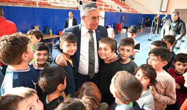 Kemer Belediye Başkanı Necati Topaloğlu, Spor Salonu’nda öğrencileri ziyaret etti