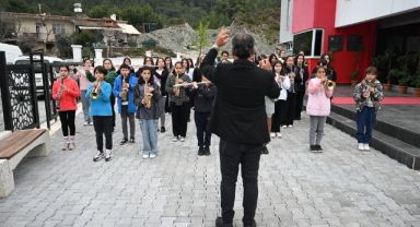 Kemer'de Geleceğin müzisyenleri İstiklal Marşı'mızı seslendirdi 