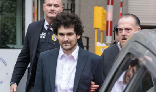 Kripto para borsası FTX'in kurucusu Sam Bankman-Fried'a 25 yıl hapis cezası