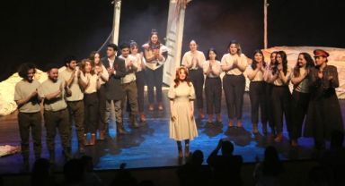 KÜÇÜKÇEKMECE BELEDİYESİ TİYATRO OKULU İLK MEYVESİNİ VERDİ 