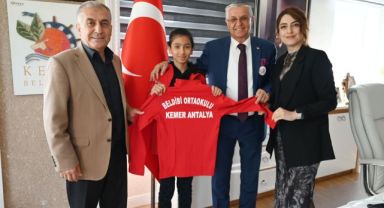 Masa tenisi sporcularından Kemer Belediye Başkanı Topaloğlu’na ziyaret 