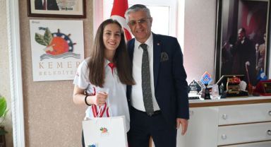 Muay Thai ve kick boks sporcusundan Kemer Belediye Başkanı Necati Topaloğlu’na ziyaret 