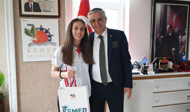 Muay Thai ve kick boks sporcusundan Kemer Belediye Başkanı Necati Topaloğlu’na ziyaret