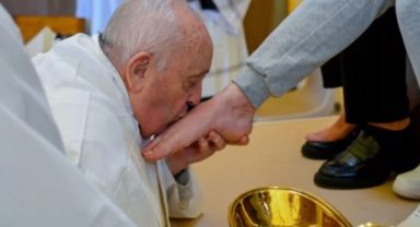 Papa Francis, Paskalya Yortusu kapsamında hapishanedeki 12 kadın mahkumun ayaklarını yıkayıp öptü