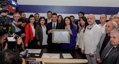 Bayraklı’da Başkan İrfan Önal mazbatasını aldı