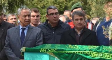 Bülent Arınç, Özgür Özel'i kahramanı olarak nitelendirdi