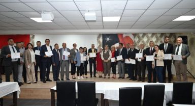 Kemer Belediye Başkanı Necati Topaloğlu mazbatasını aldı