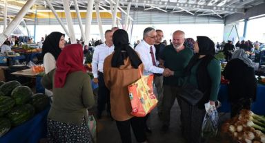 Kemer Belediye Başkanı Necati Topaloğlu’ndan pazar esnafına ziyaret 