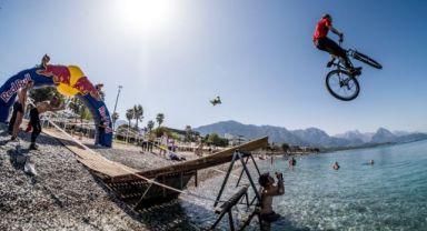 Kemer'de Gökyüzünden denize doğru pedal çevirecekler