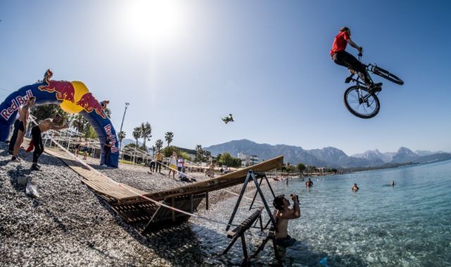 Kemer'de Gökyüzünden denize doğru pedal çevirecekler