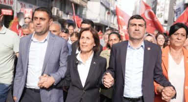 MAZBATASINI ALDI, MİMOZA ÇİÇEKLERİYLE SEYHAN BELEDİYESİNE YÜRÜDÜ 