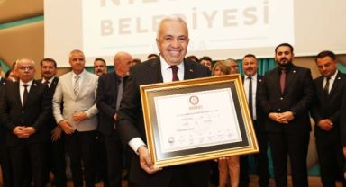 Nilüfer Belediye Başkanı seçilen Şadi Özdemir mazbatasını aldı