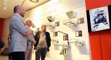 Bülent Ecevit'in Gençlik Yıllarını Anlatan Mektuplar Küçükçekmece'de Sergileniyor