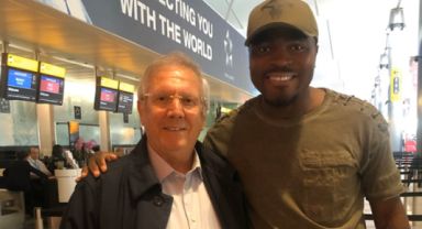 Fenerbahçe'nin eski futbolcusu Emmanuel Emenike, sosyal medya hesabından Aziz Yıldırım'ı kutladı ve Galatasaray'a gönderme yaptı!