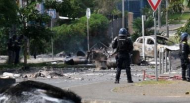 Fransa, Yeni Kaledonya'ya Asker Gönderiyor: OHAL İlan Edilen Özerk Bölgede Şiddet Olayları Artıyor