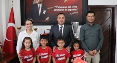 İmamoğlu Belediye Başkanı 23 Nisan Çoşkusunu Makamında Öğrenciler İle Kutladı