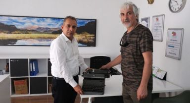 Kemer’de yaşayan Mehmet Hami Kökçen, 1950 yılında üretilen daktiloyu Kemer Belediyesi Kültür Evi’ne bağışladı. 