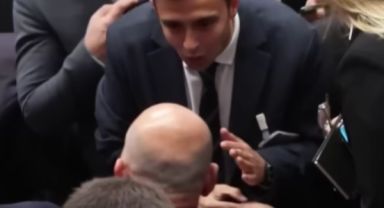 Süleyman Soylu, AK Parti Grubunda Gergin Anlar Yaşadı: Muhabirin Telefonuna Müdahale Etti