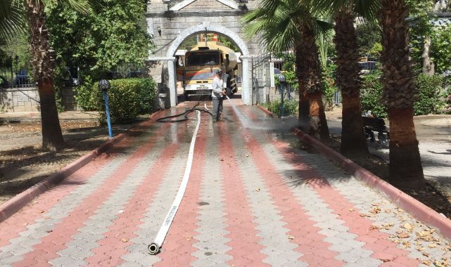 Kemer'de Bayram öncesi cami bahçelerinde bakım çalışmaları