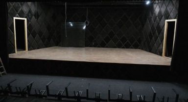 Kemer de sinema ve tiyatro salonunda koltuklar döşeniyor