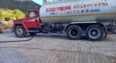 Kemer’de tozlu yollar yıkanıyor