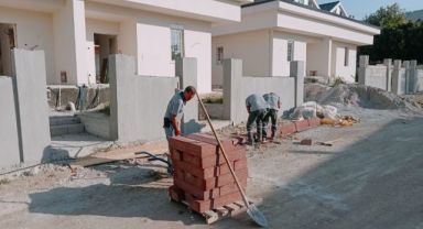 Kemer’de yol ve kaldırım çalışmaları 