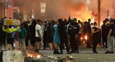 İngiltere'nin Leeds şehrinde Ayaklanma: Vatandaşlar Evlerini Koruma Çabasında