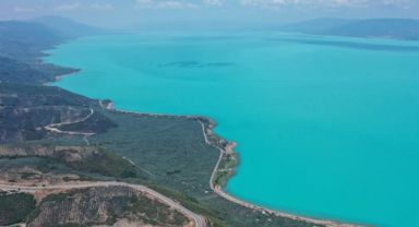 İznik Gölü, Alg Patlaması Sonucu Turkuaz Renge Büründü: Doğal Güzelliğiyle Turizme Katkı Sağlıyor
